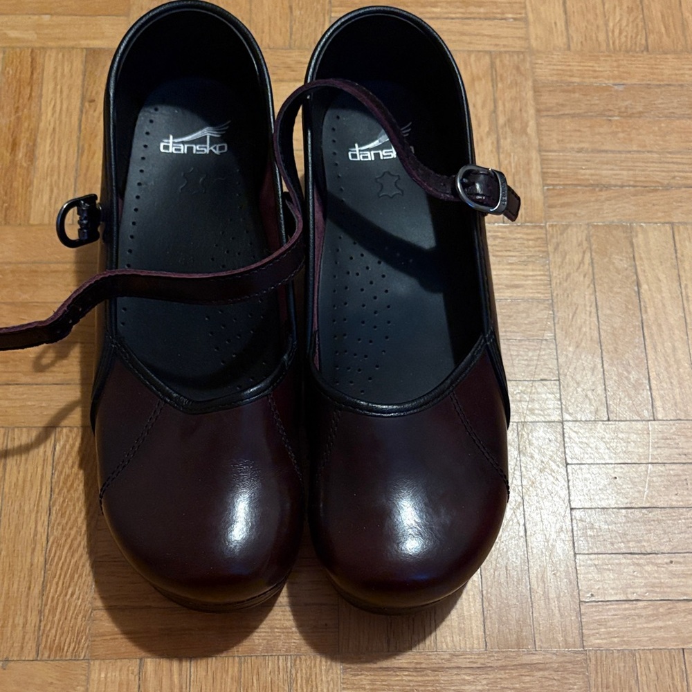 Dansko Women's Dark Burgundy Mules NWOT